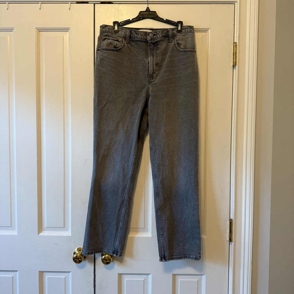Abercrombie & Fitch Grey 90s Straight Ultra High Rise Jeans Size 31 or 12 Short